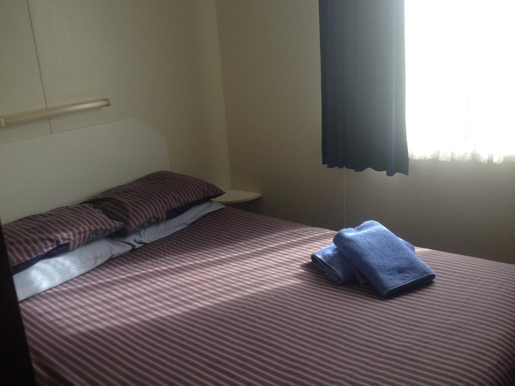 Hillcrest Tourist Park Hotel Сейнт Хелънс Стая снимка