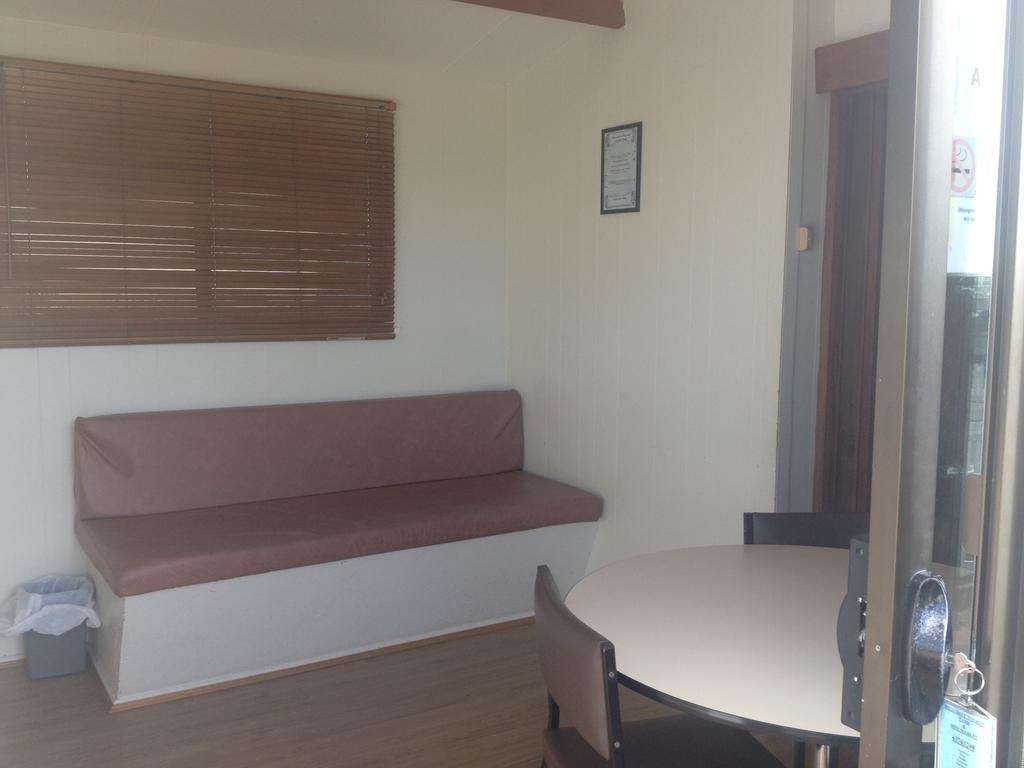 Hillcrest Tourist Park Hotel Сейнт Хелънс Стая снимка